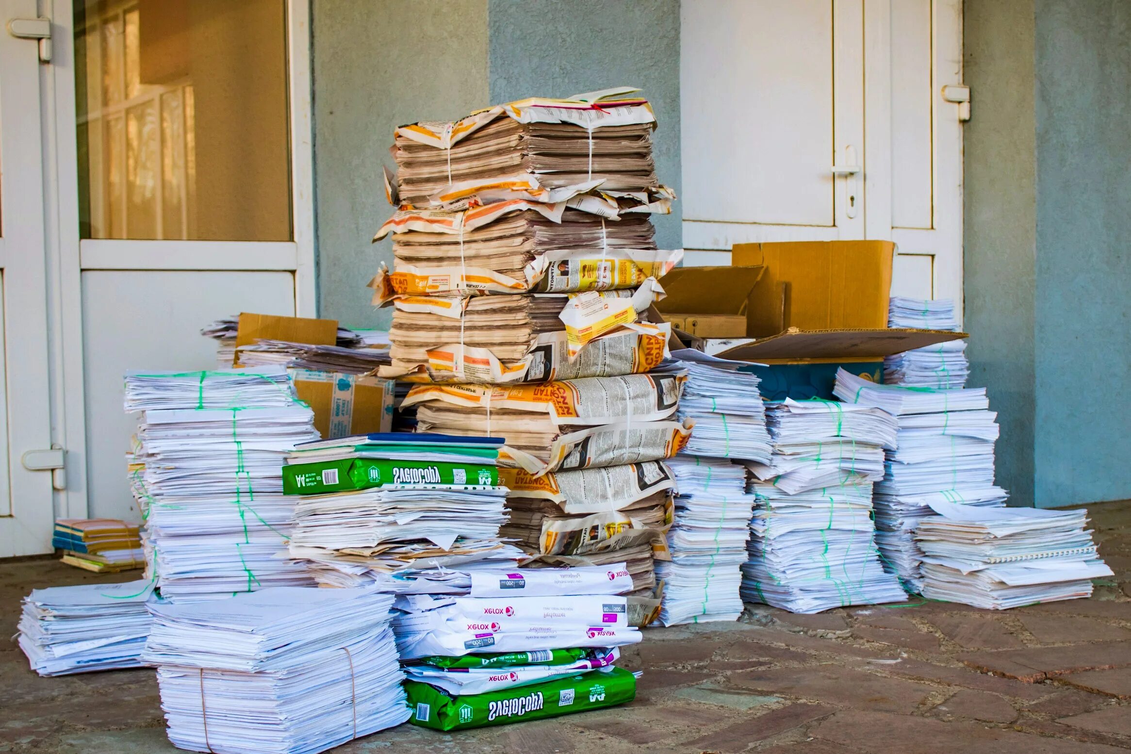 Картон макулатура. Сбор макулатуры. Макулатурная бумага. Макулатура эпилог. Стопка макулатуры 100 кг.