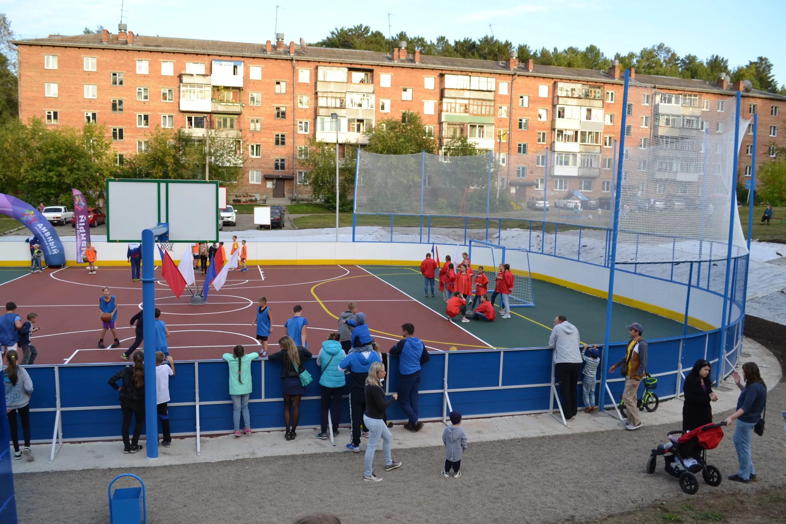 Комплексная спортивная площадка. Комплексные спортивные сооружения. Комплексная спортивная школа. Плоскостные спортивные сооружения что это такое. Фото большой комплексной спортивной площадки.