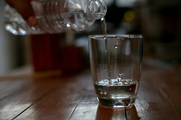 Наливают воду в стакан. Наливают воду в стакан. Наливают в рюмку. Разливал в стаканы. Разливал в стаканы.