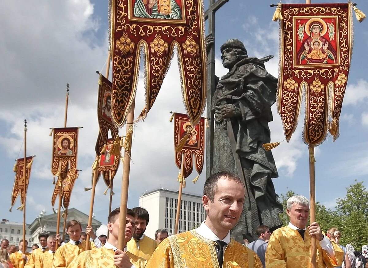 Правые православные. Православные страны. Патриарх в день крещения Руси крестный ход. Православные страны Европы.