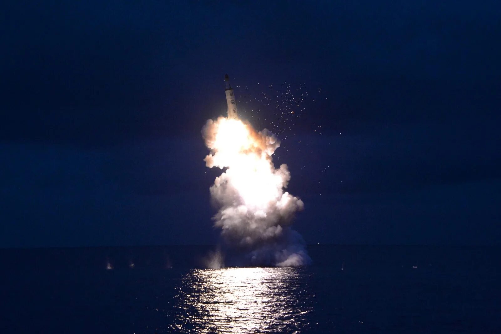 End launch. БРПЛ КНДР. Старт баллистической ракеты с подводной лодки. БРПЛ «Пуккыксон-1». Пуск БРПЛ США Трайдент-2.