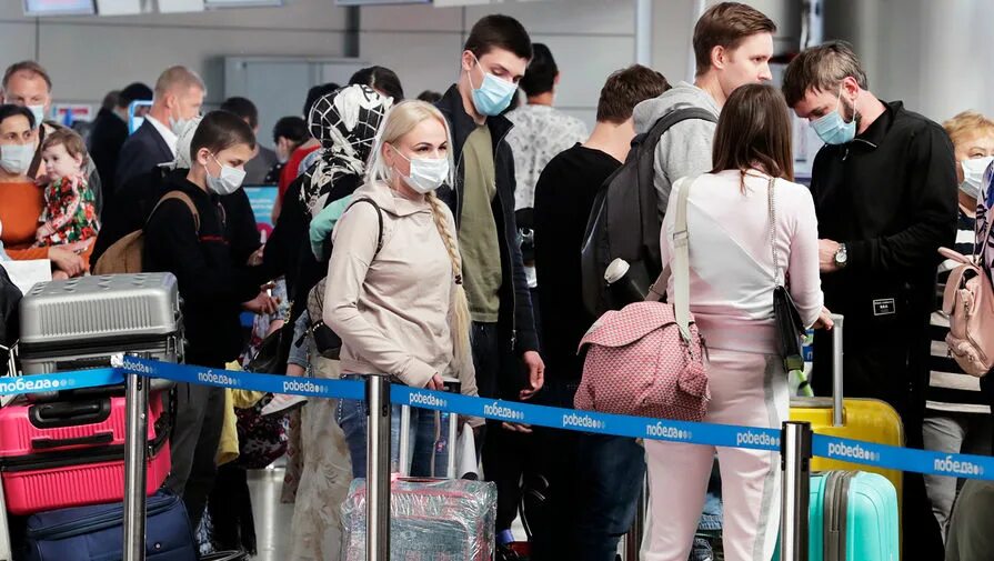 Что случилось в домодедово в аэропорту сейчас. Аэропорт. Очередь в аэропорту. Очередь в аэропорту. Обстановка в шереметьево аэропорт сейчас.
