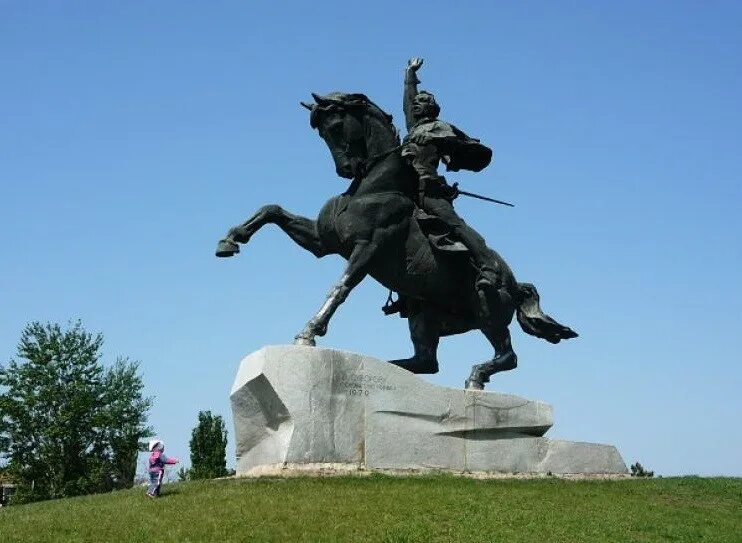 Тирасполь парк суворову. Памятник освободителям тирасполя. Памятник гагарину тирасполь. Памятник суворову в приднестровье. Памятники приднестровье.