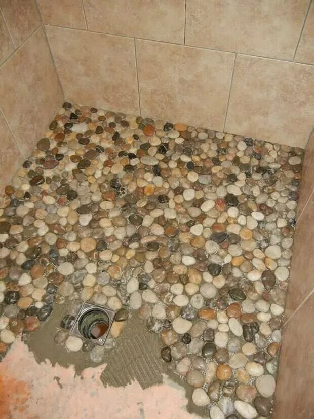 Что можно положить в ванной. Пол в душевой из гальки. Пол из гальки в ванной. Плитка камушки в ванной. Пол из камушков в ванную.