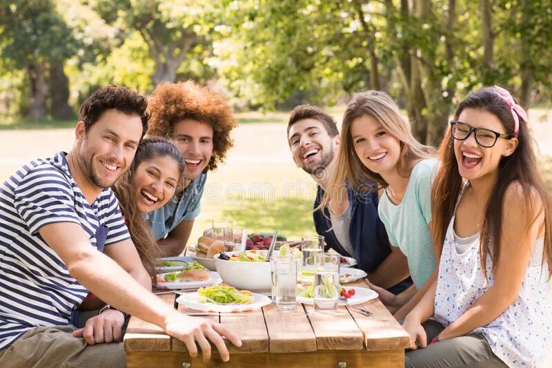 Tables my friends. Друзья в парке. счастливые друзья в парке. happy the friends люди. большая компания друзей в парке.