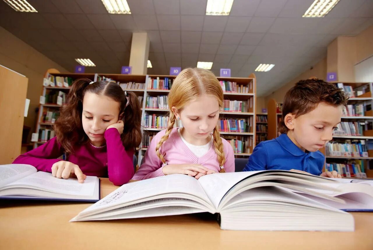 Дети в библиотеке. Чтение в школе. Книги для детей. Ученики в библиотеке. Как люди учились читать