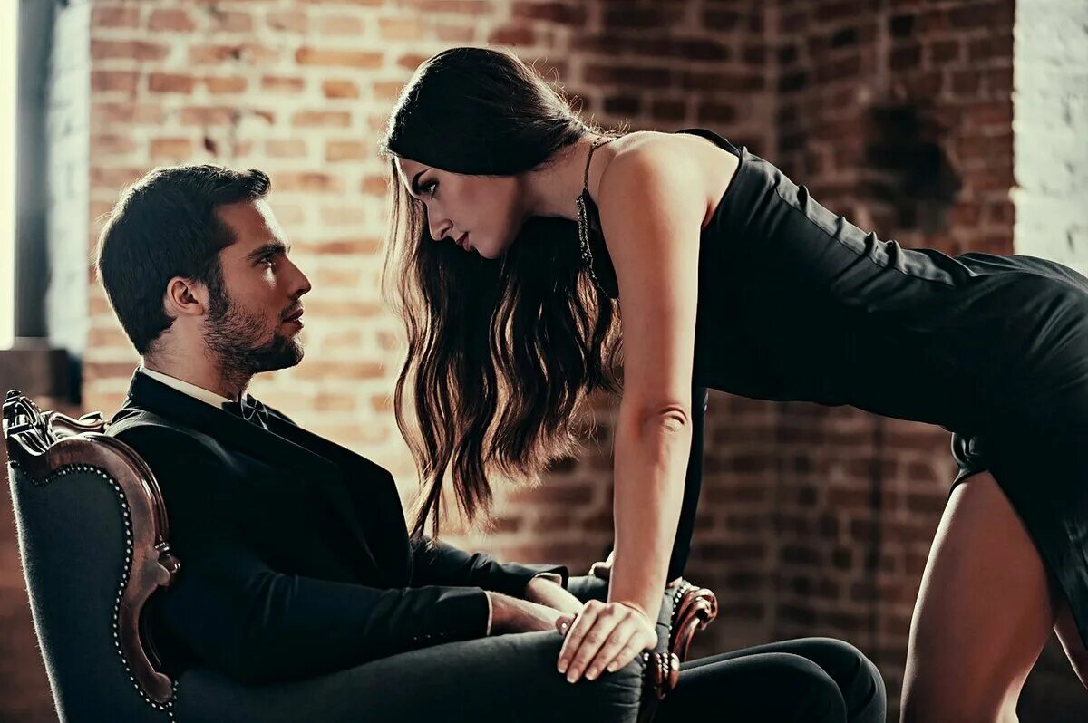 Парень и девушка в красном. Властная женщина. Женщина доминант. Содержание соблазна. Пары страсть.