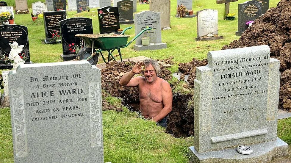 человек работающий на кладбище