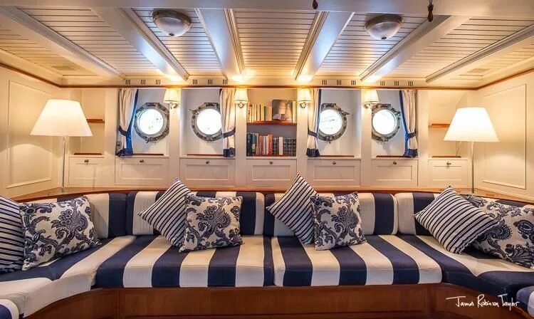 Creative unsinkable boat decor. Корабль Каравелла интерьер каюты капитана. Sun Camper 35 каюта. Яхты 6 кают моторные. Lagoon 450 каюта.