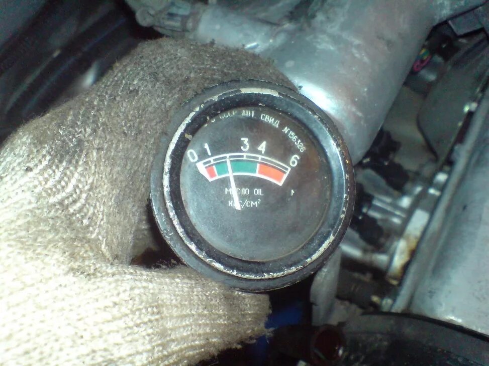 Давление масла в двигателе автомобиля. Механический датчик давления на ВАЗ 2112. Датчик для измерения давления масла в двигателе КАМАЗ. Датчик замера давления масла ВАЗ. Манометр давления масла 0-16 т-150.