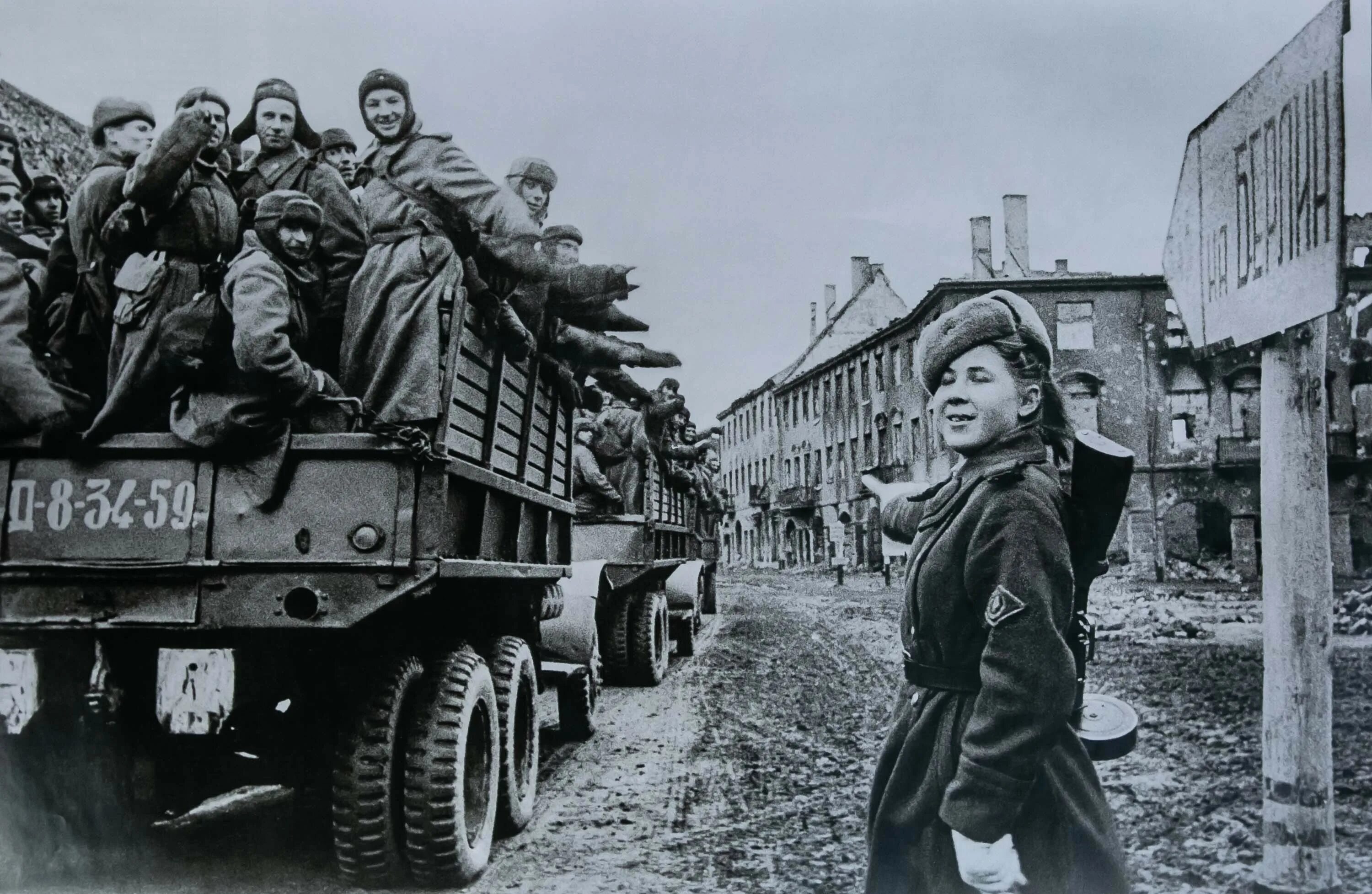 Фото великой победы 1941 1945. Регулировщица в Берлине 1945.