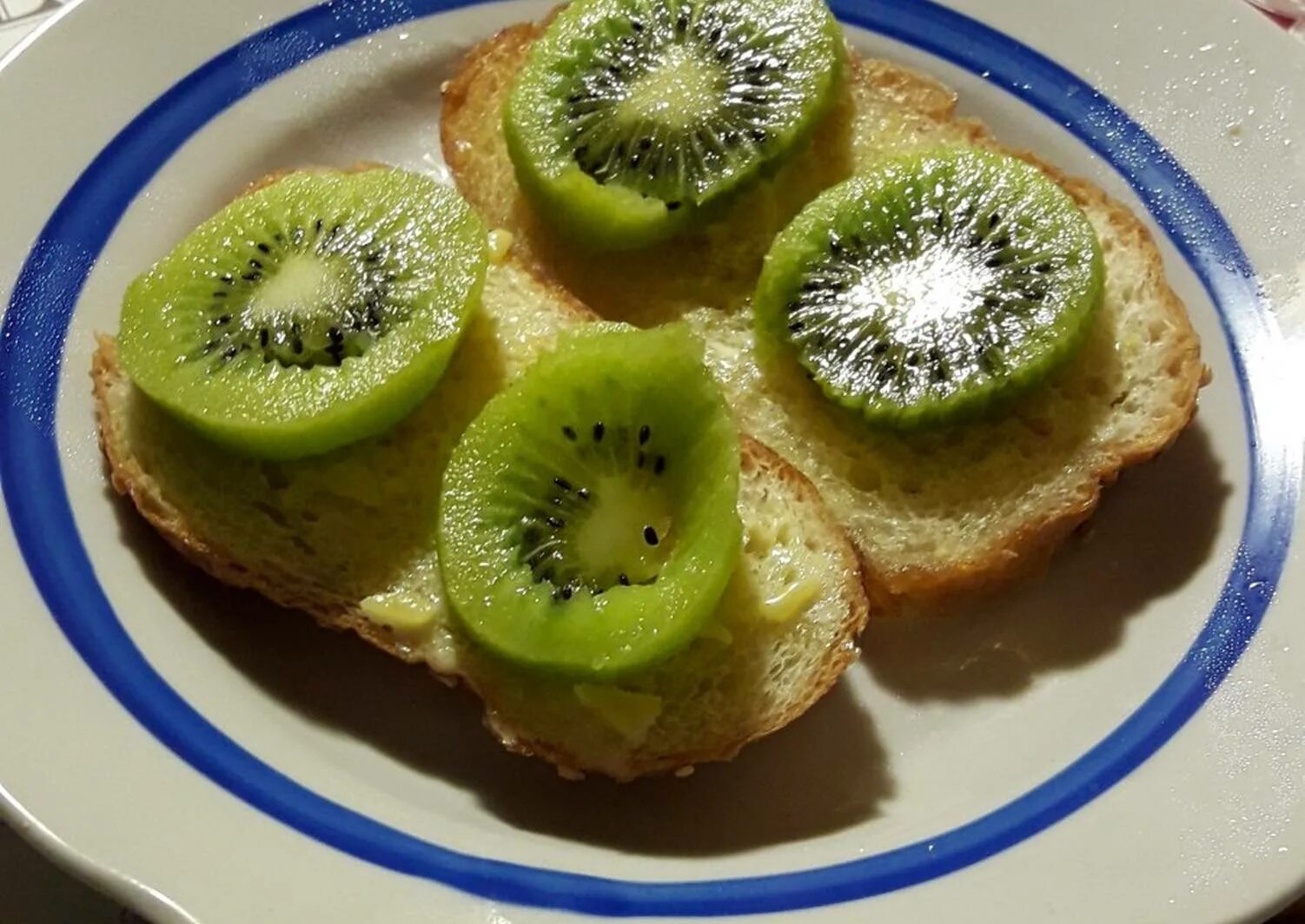 как сделать бутерброды с киви. бутерброды с плавленным сыром и чесноком и киви. бутерброды с киви и чесноком и сыром. бутерброды с киви на праздничный стол. бутерброды с киви.