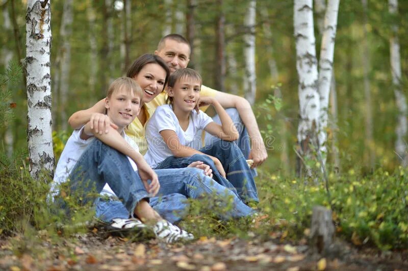 Семьи которые живут в лесу. Семья в березовом лесу. ребёнок с семьёй в берёзовой роще. дети в березовом лесу. семья на фоне берез.