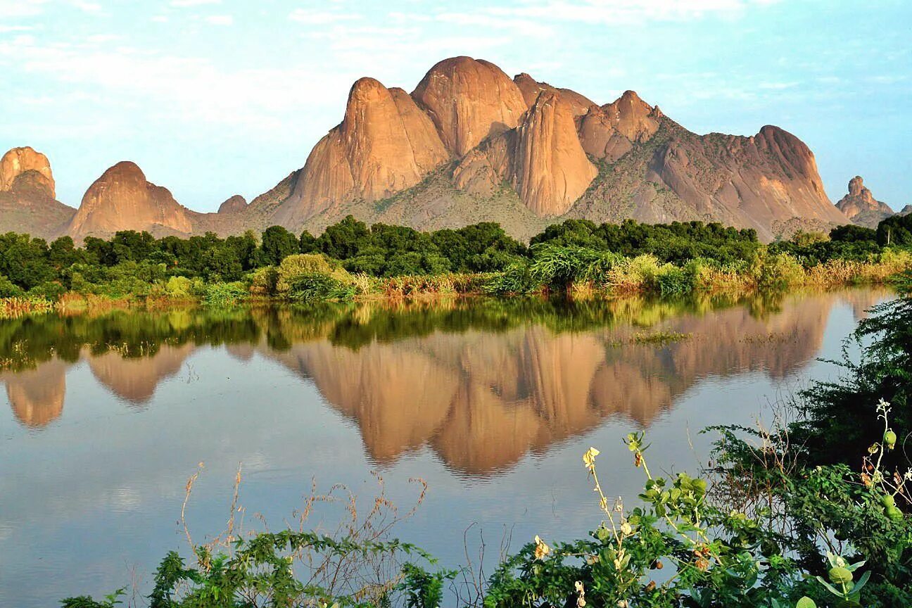 Какая красивая страна. Озеро Дериба Судан. Южный Судан природа. Гора Хартум. Горы Южного Судана.