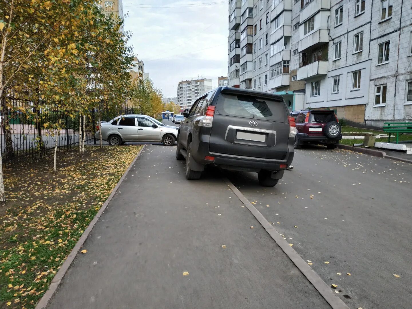 Куда жаловаться на парковку на тротуаре. Парковка на тротуаре. Тротуар парковка машины. Парковка на тротуаре во дворе. Машина припаркована на тротуаре.