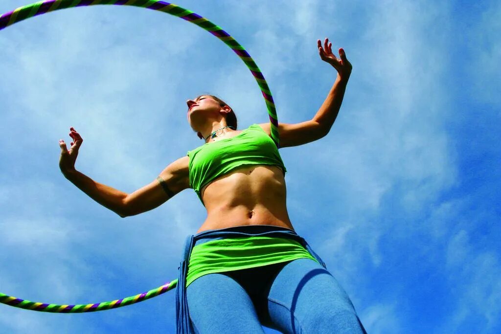 Как крутить хулахуп. Hula hoop. hula hoop группа. обруч спортивный. девушка с хулахупом.