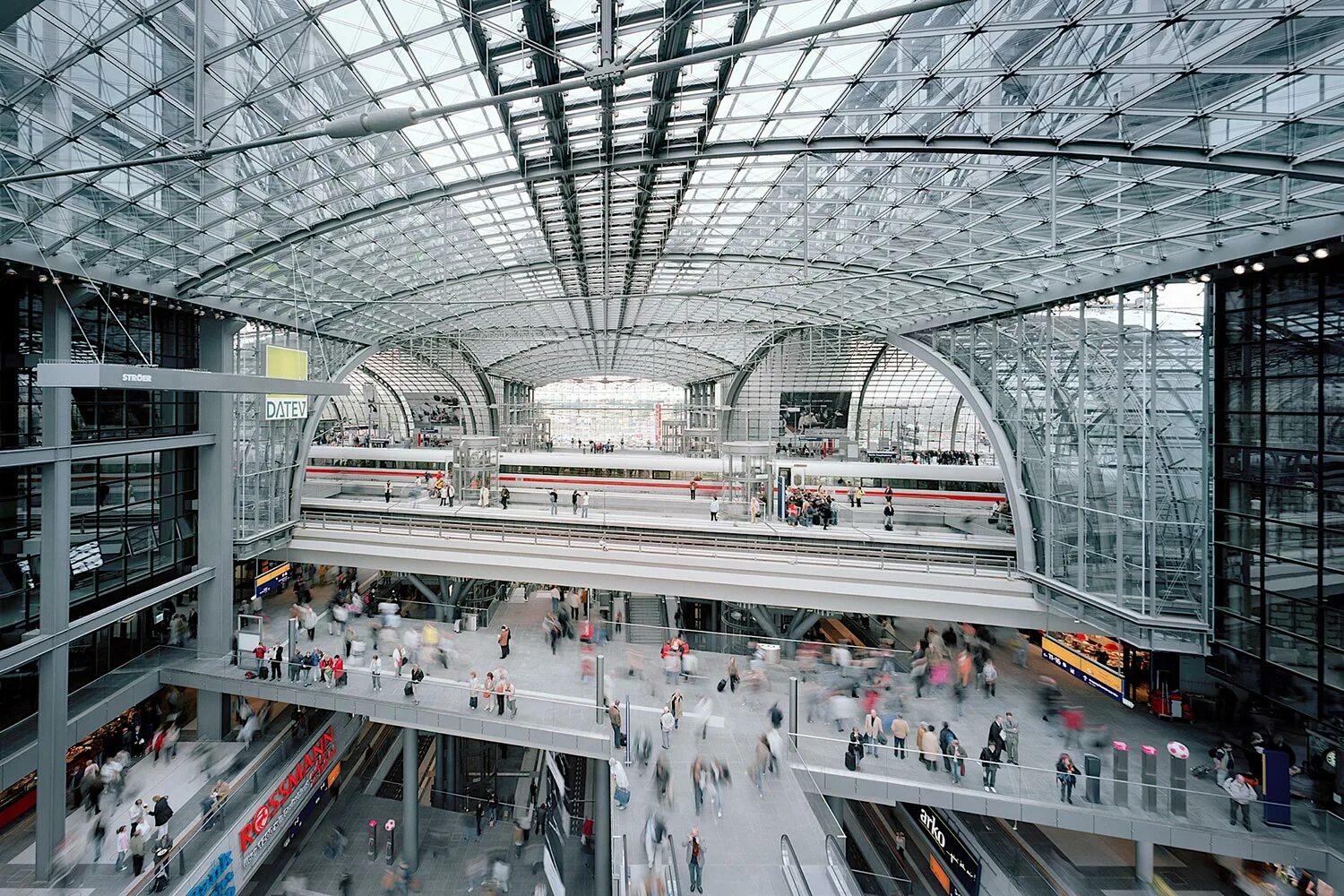 Берлин самое главное. Вокзал Берлин Хауптбанхоф. Берлин вокзал Hauptbahnhof. Главный вокзал Берлина Hauptbahnhof. Берлинский Центральный вокзал.