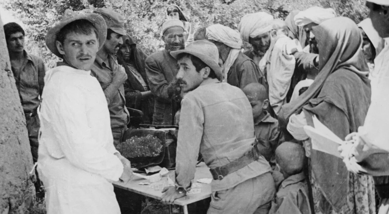 афганистан в 1979 г. гуманитарная помощь ссср афганистану. солдаты афганистан кармаль. поможем афганистану. военный госпиталь афганистан.