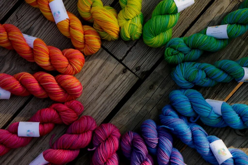 Красивая пряжа. Цветные нитки. Яркие нитки для вязания. Разноцветная пряжа для вязания.