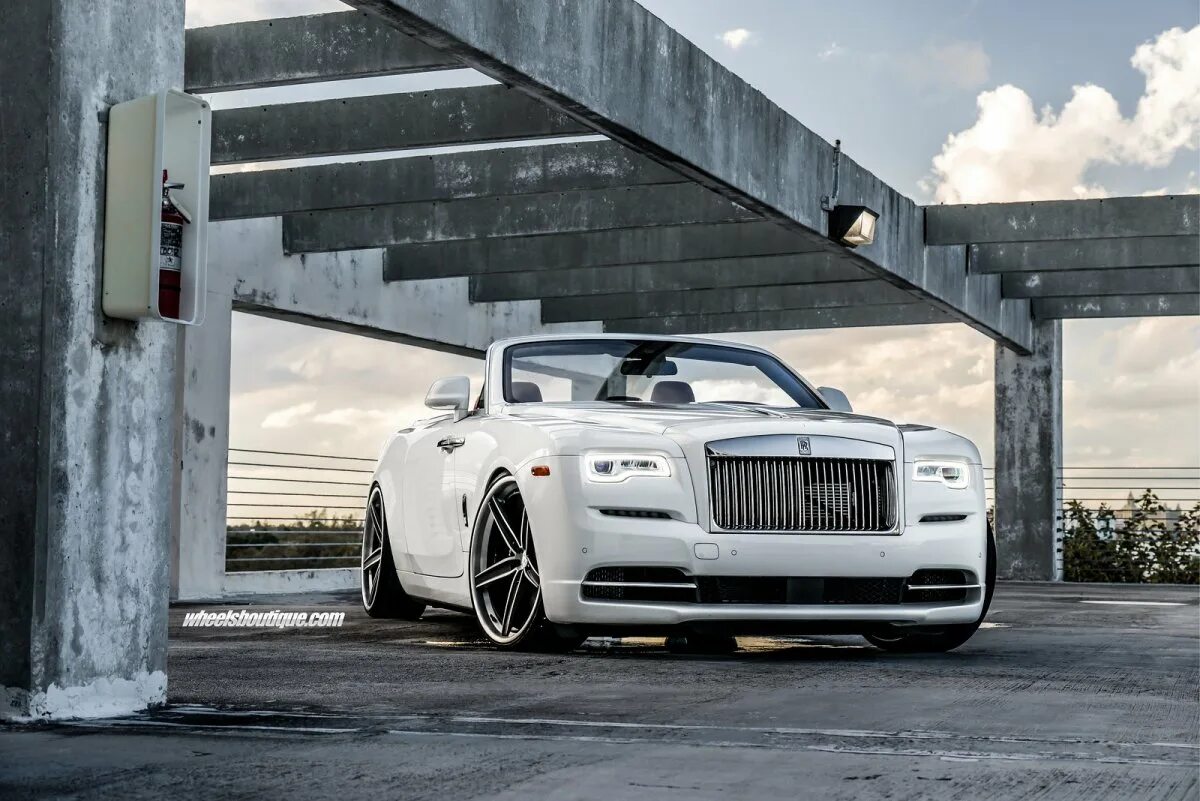 Белый роллс ройс. Роллс Ройс белый. Rolls Royce Dawn. Rolls Royce Dawn White. Роллс Ройс спортивный.