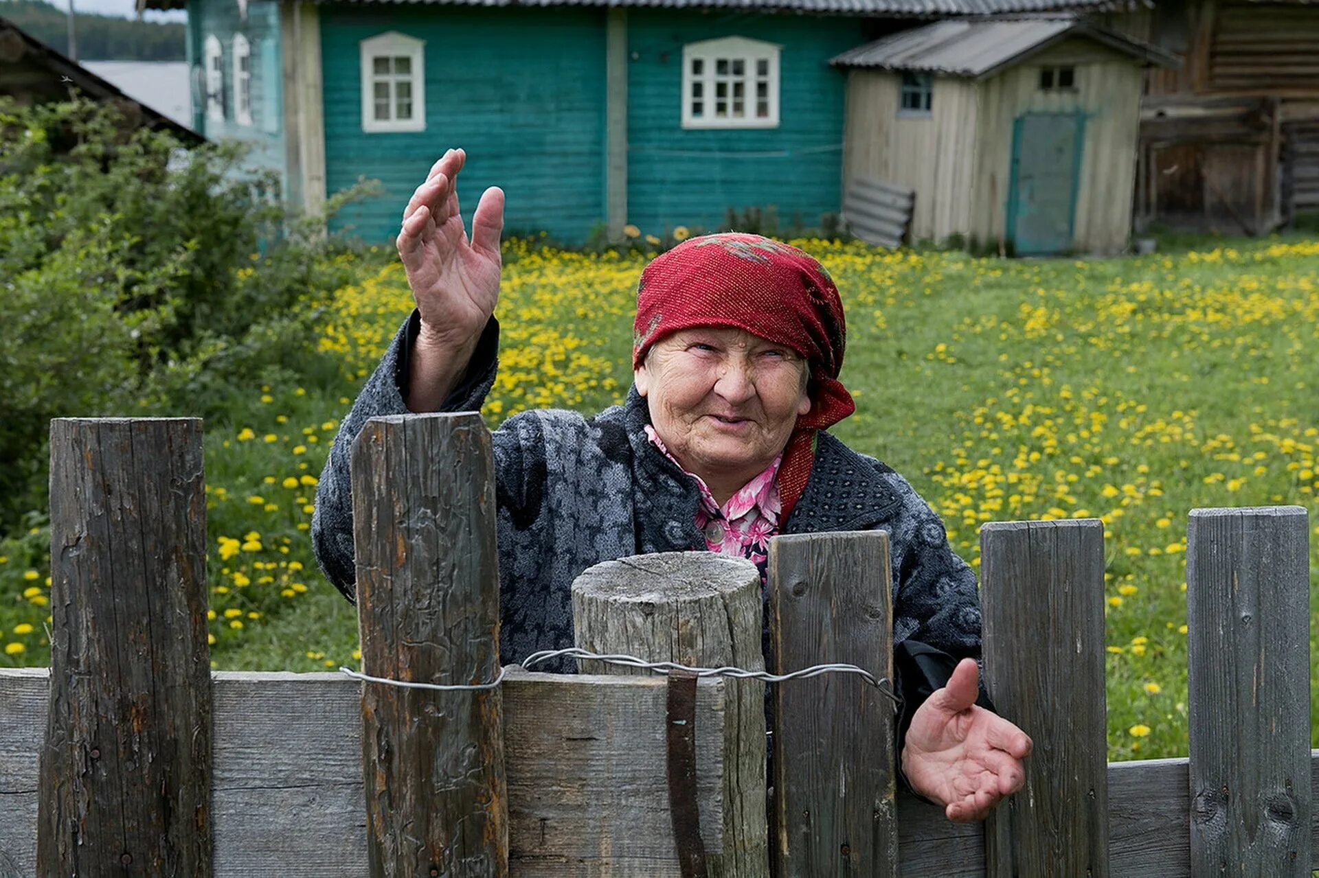 Деревенский официально. Пенсионеры в деревне. Деревенские жители. Бабушка в деревне. Бабки в деревне.