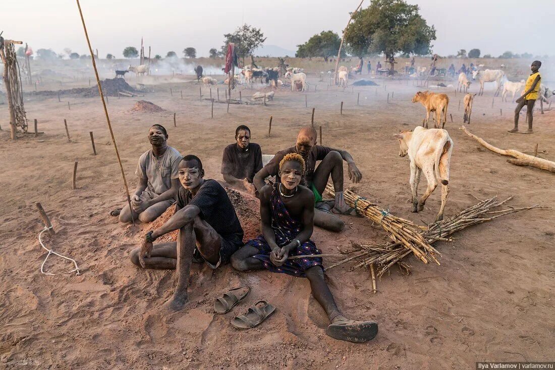 Племя Мундари в Южном Судане. Мальчики племени Мундари Южного Судана.