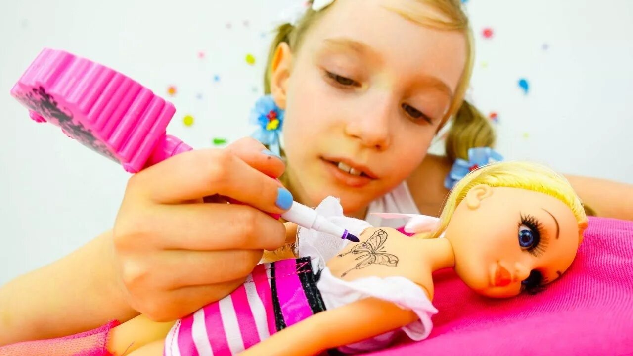 Игры с куклами. Кукла Барби Капуки Кануки. Дети играют в куклы Барби. Девочка играет в куклы. Baby Barbie игры с игрушками.