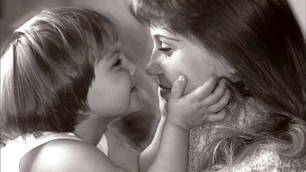 Дочь любит лизать. Мама целует малыша. Добрая мама. Глаза мамы.