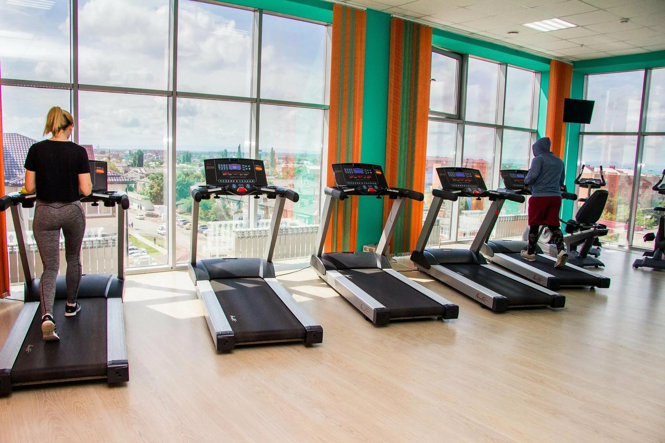Найти тренажерный зал. Fitness life яблоновский. тренажерный зал яблоновский салам сити. фитнес лайф талдом. фитнес яблоновский.
