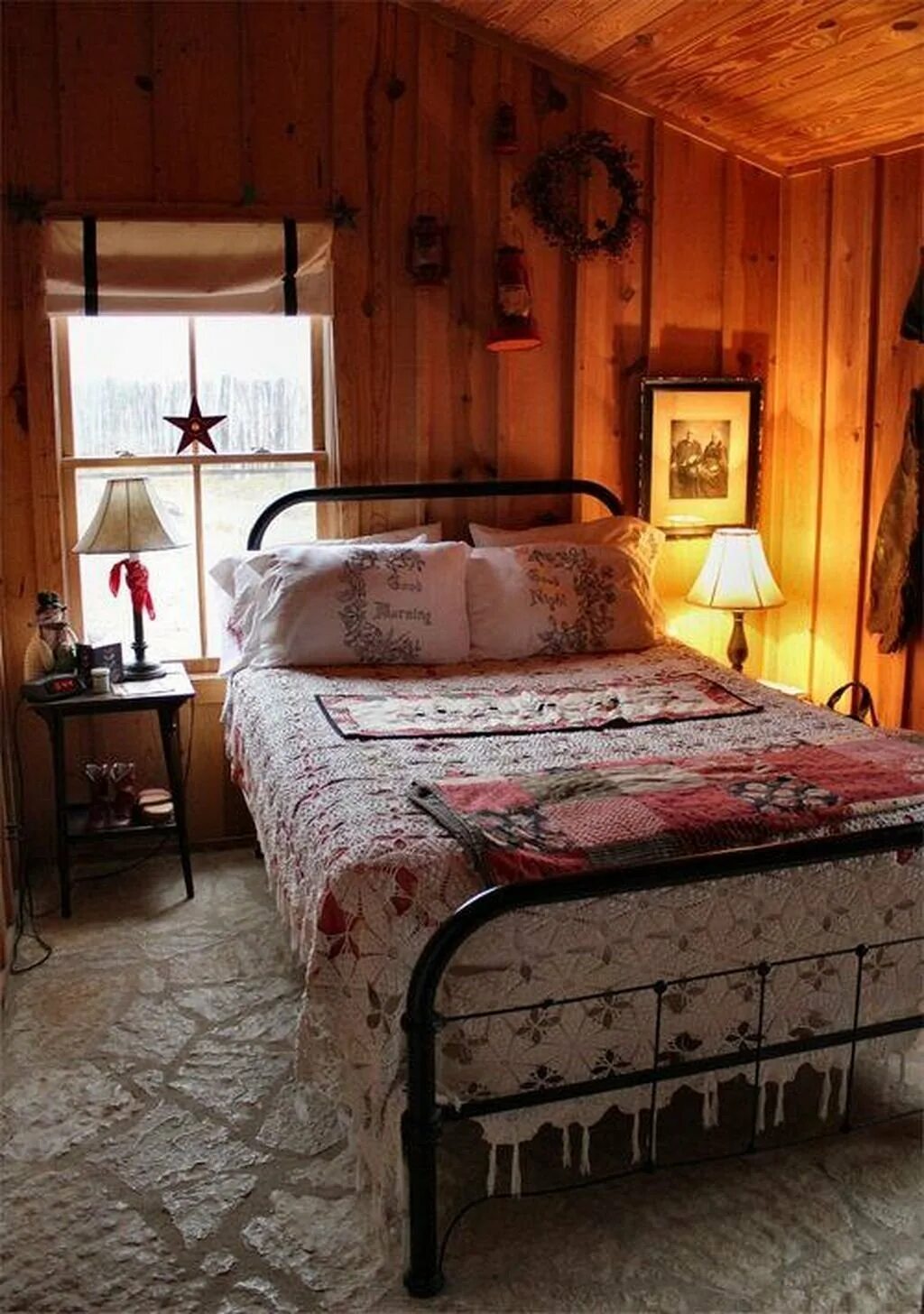 Комната на старой даче. Спальня в деревенском стиле. Уютная спальня в деревенском стиле. Спальня в дачном доме. Дачная комната интерьер.