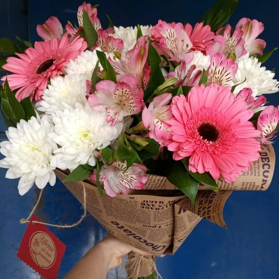 Яркий букет в коробке из гербер и хризантем, Flowers & Gifts Moscow, buy at a pr