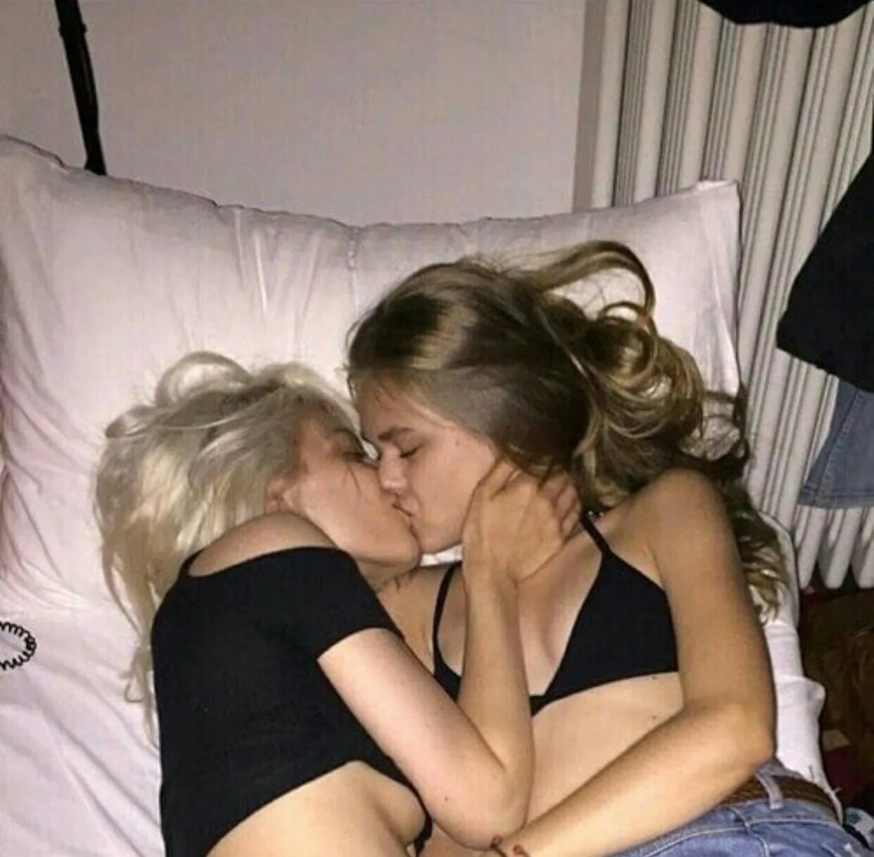 Мамы лесбиянки возбуждены из-за того, что они долгое время смотрели на голых студенток