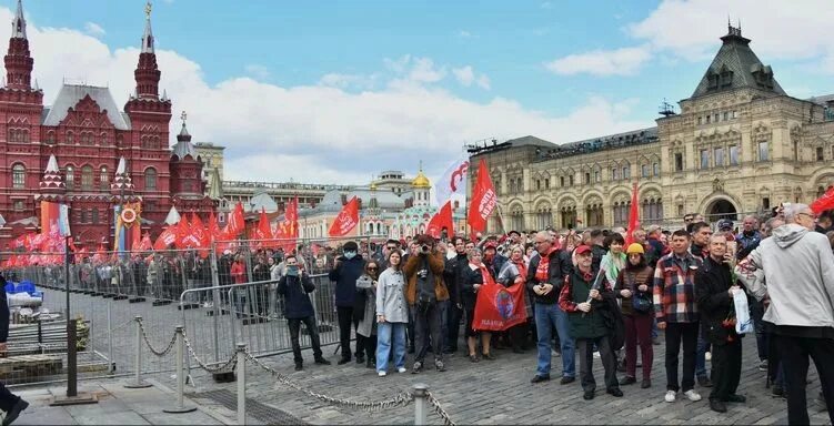 В москве будешь отмечать. Массовые праздники. День народного единства в италии. День народного единства видеоклип. 7 ноября красная площадь 2017.