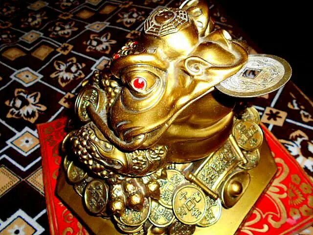 трехлапая жаба фэн шуй. куда ставить жабу. куда ставить жабу. жаба фен шуй для привлечения денег. трехлапая лягушка.