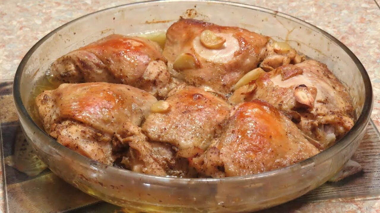 Бедрышки куриные. Бедрышки с пюре. Бедрышки куриные в духовке. Куриные бедра в сметанном соусе на сковороде. Куриные бедра запеченные в духовке.