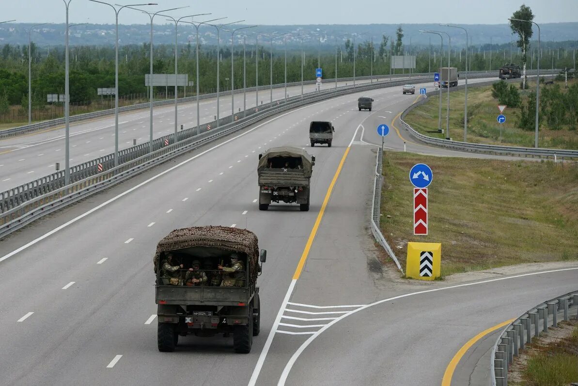 Колонна военной техники. Вертолет ка-52 сбит вагнер. Новости сегодня 26. Новости сегодня 26. Новости сегодня 26.