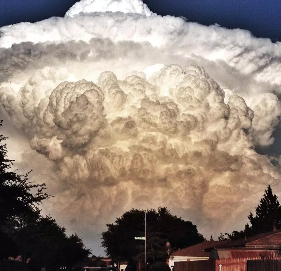 Суперячейка с Торнадо. Гигантское облако. Страшные облака. Огромная туча. Громадная туча