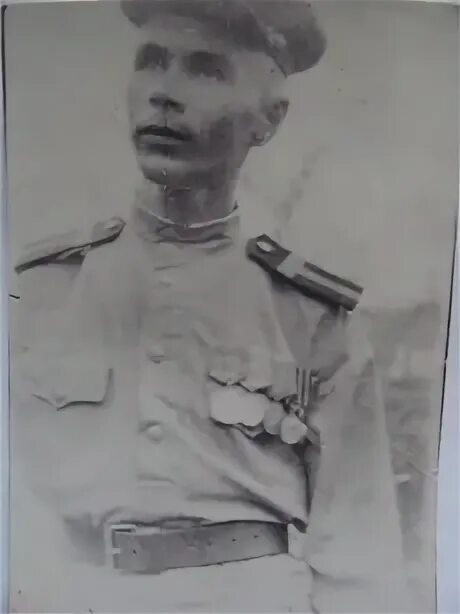 строевая стойка. человек в стойке смирно. строевая подготовка военнослужащих. плакат «строевая подготовка». строевые приемы.