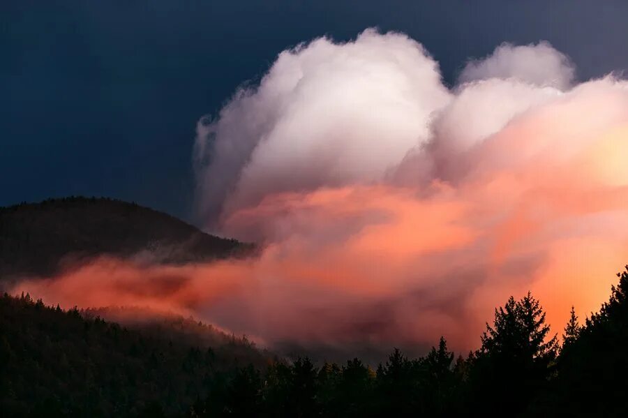 Ночь против дня. Туча окутала. Облака окутали. Облака обволакивающие гора. Гора окутанная облаками.