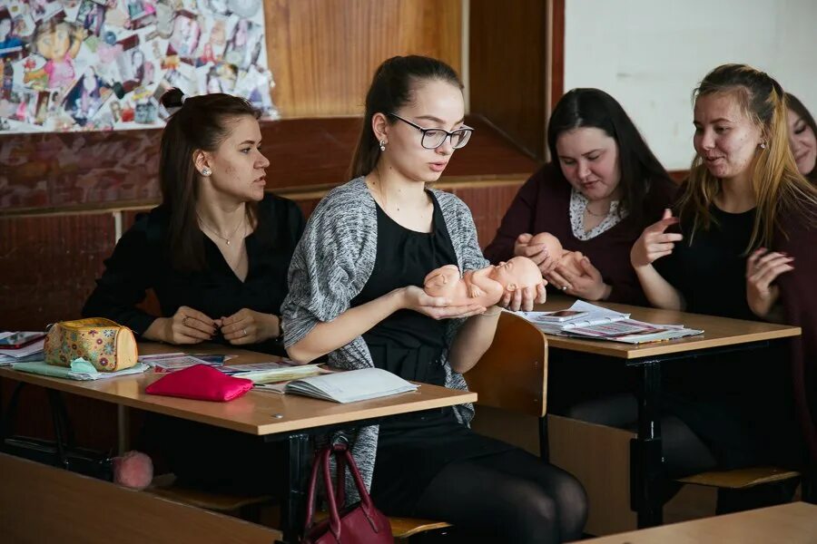 Колледжи казани с общежитием. Ученица колледжа. Казанский архитектурно-строительный колледж общежитие. Колледж Казань для глухих. Казань колледж архитектуры общежитие.