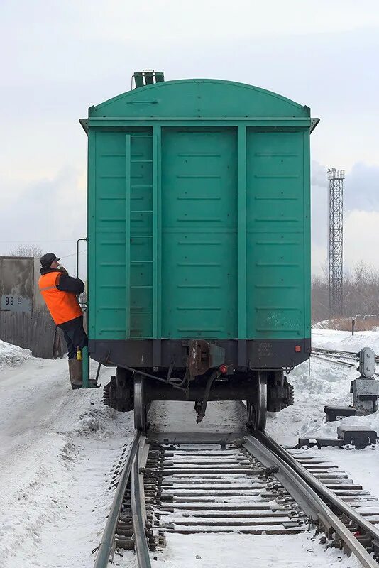 Подножка вагона. Подножка составителя. Подножка ЖД вагона. Отцепленный вагон. Прицепить вагон к поезду