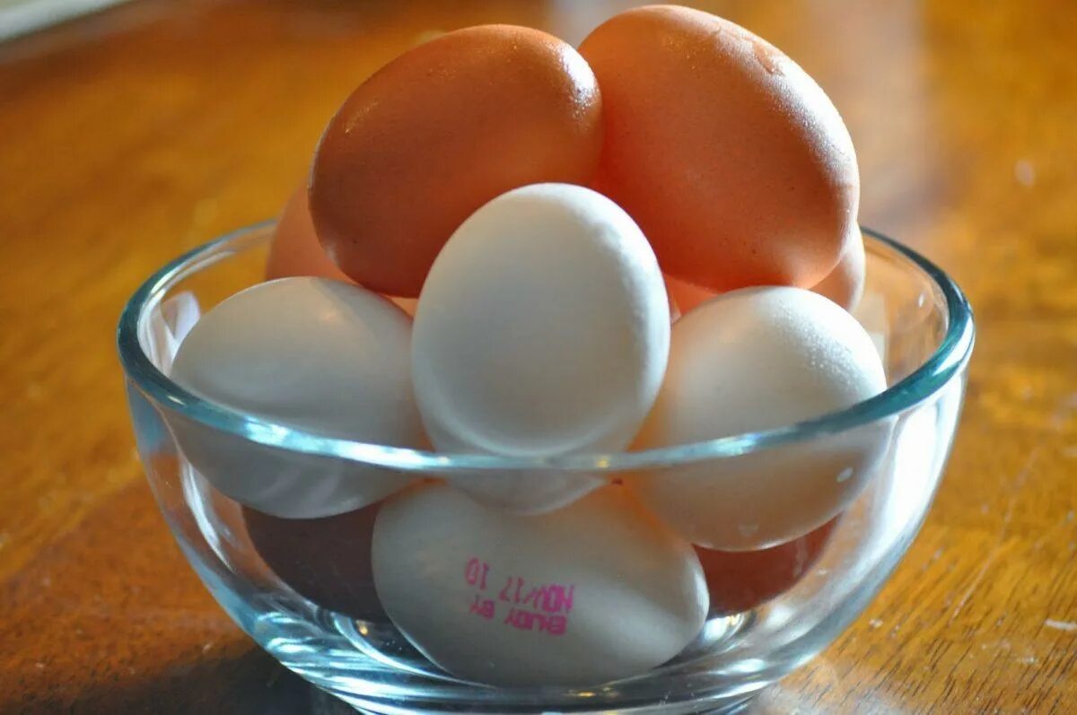 Красивые молодые яйца. Яйцо (пищевой продукт). Яйцо куриное. Яйцо куриное пищевое. Съедобные яйца.
