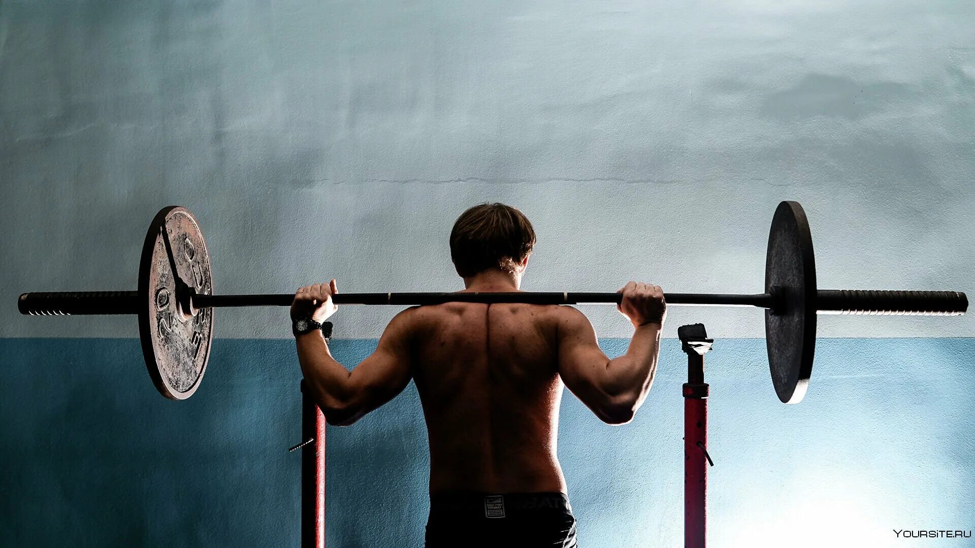 Фронтальные приседания со штангой. Спортсмен со штангой. Спортсмен со штангой. Мужчина со штангой. Мужчина в зале.