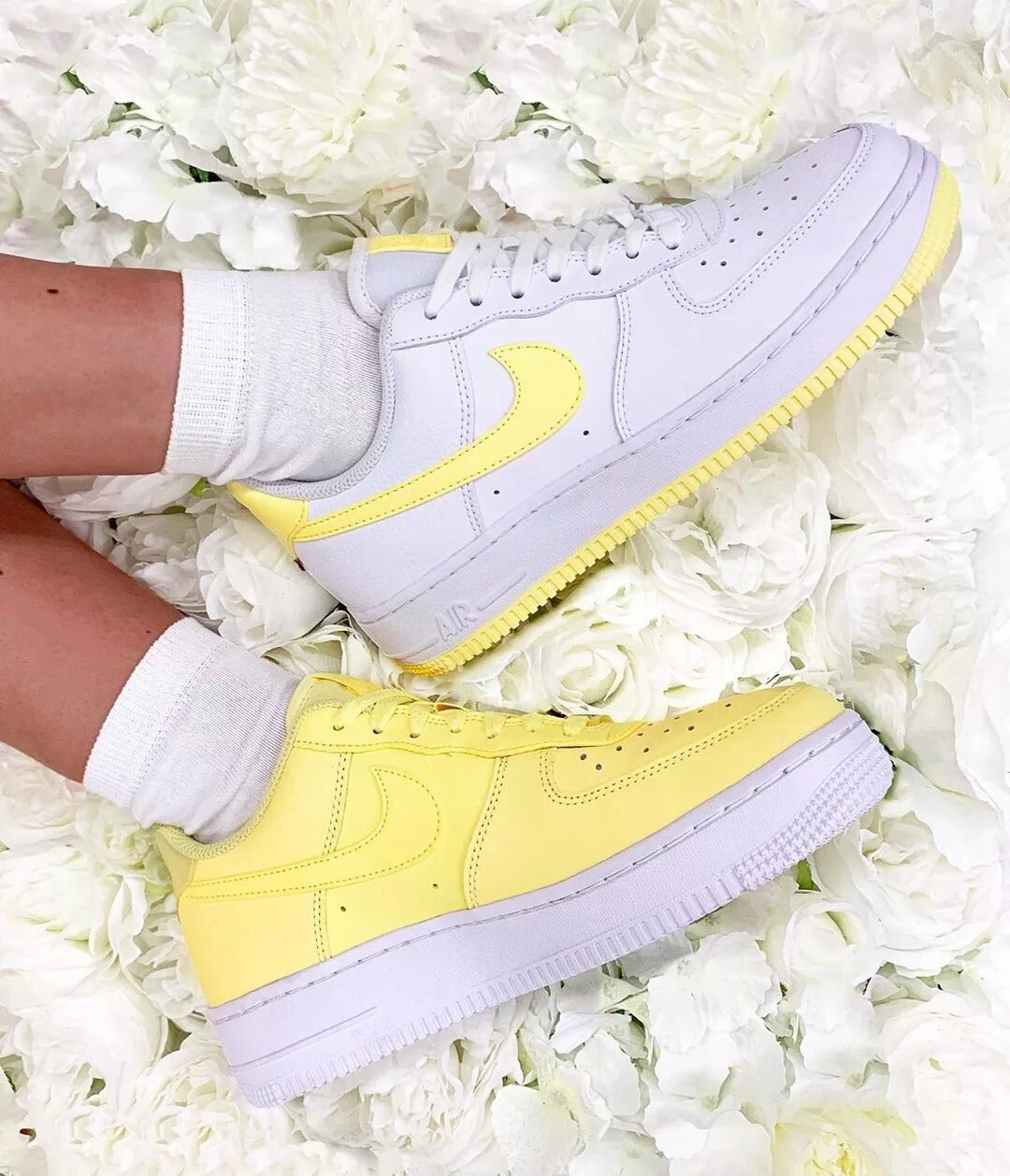 Кроссовки на весну найк. Найк аир форс. найк эйр форс женские. nike air force 1 с желтой подошвой. найк форс 1 женские.