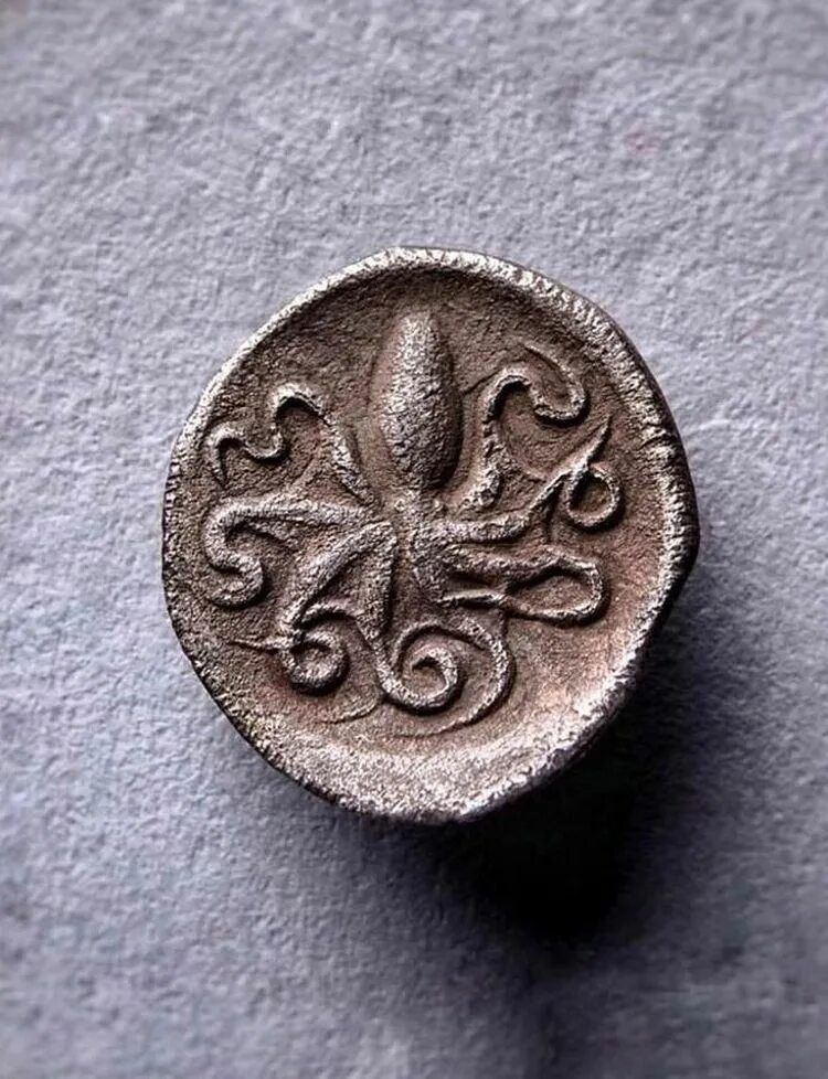 Античный 16. Монета с осьминогом. Монеты Сиракузы серебро. Греческие монеты с осьминогами. Греческие монеты старинные.