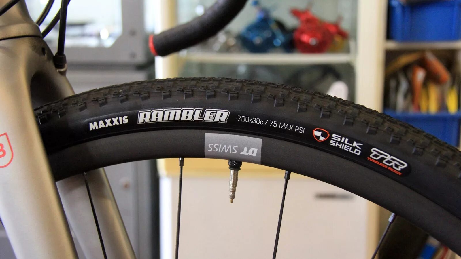 2x 42 x. Maxxis rambler 700x38c. Покрышки Maxxis 700c. Покрышки Максис 700. Maxxis Roamer 700x42c.