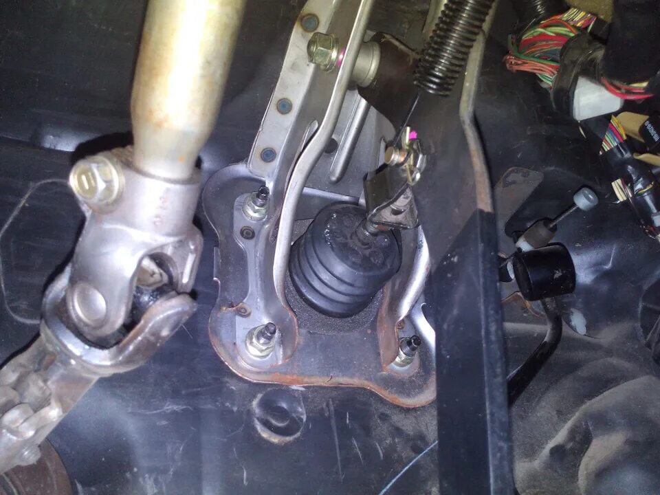 Тугой руль оборотах. Клапан рулевой рейки гольф 4. Обратный клапан рулевой рейки ауди а6. Датчик рулевой рейки форд фокус 2 1. Тугой руль на холодную.