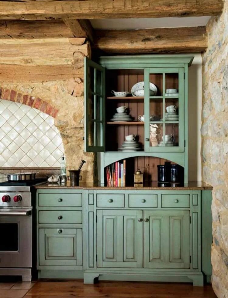 Фасад под старину. Кухня в девененском стиле. Кухня в старинном стиле. Кухонный гарнитур в деревенском стиле. Деревенский стиль в интерьере.