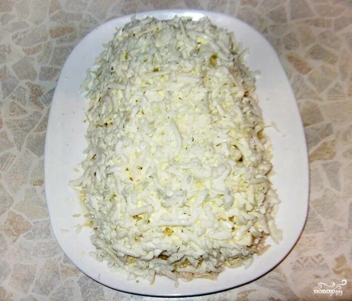 Салат белый с копченой курицей. Салат береза. белый салат. салат березка слои. салат белая берёза с курицей и яблоком и сыром.