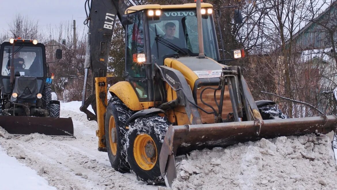 Аренда трактора снег. Уборка снега JCB 3cx. Уборка снега экскаватором погрузчиком JCB. Мини погрузчик JCB 135 уборка снега. Трактор Вольво снегоуборка.